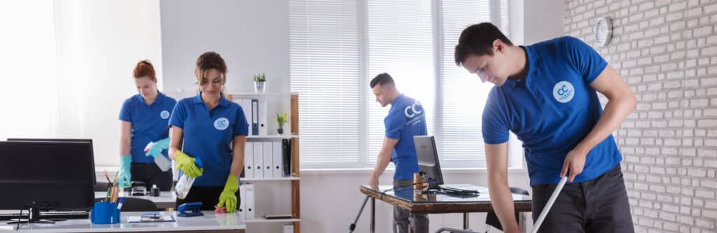 Reinigungskräfte die ein Büroraum im Zuge der Unterhaltsreinigung Hamburg reinigen.