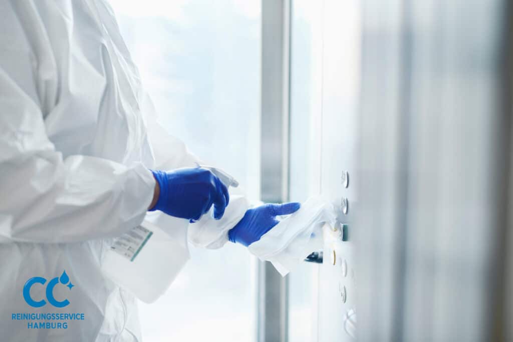 Gründliche Desinfektion von Praxisräumen im Zuge der Praxisreinigung des CC Reinigungsservices