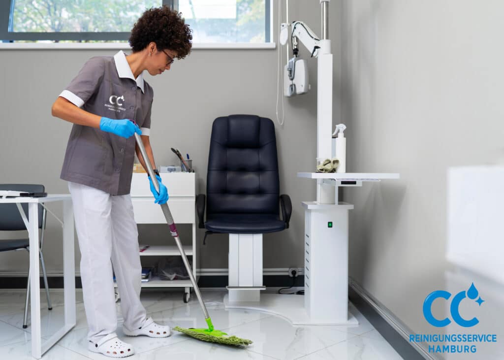 Reinigungskraft des CC Reinigungsservices reinigt eine Praxis sorgfältig und sorgt für allumfassende Hygiene und Sauberkeit durch die regelmäßige Praxisreinigung 